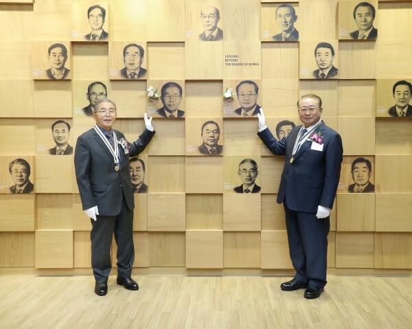 박재윤 강산건설(주) 회장(왼쪽)과 고윤재 ㈜녹수 회장이 5일 서울 성동구 한양대 서울캠퍼스에서 개최된 ‘2020 자랑스러운 한양공대인상’ 수상자 명예의 전당 부조 제막식에서 기념촬영을 하고 있다.