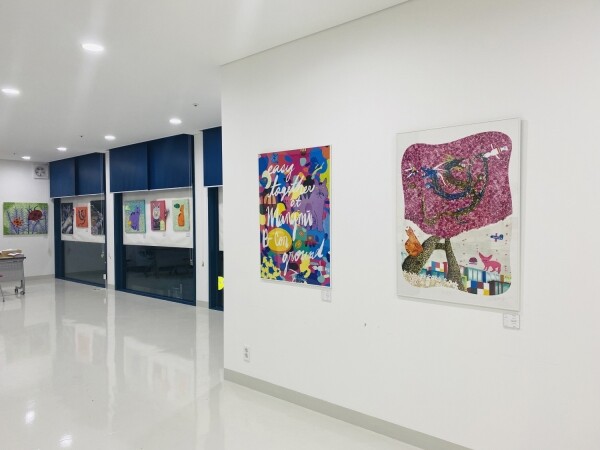 동아대학교 사회맞춤형 산학협력 선도대학(LINC+) 육성사업단은 산업디자인학과 김재홍 교수 등이 참여한 ‘장애·비장애 아티스트 작품 전람회 두근두근’을 열었다. 동아대 LINC+사업단과 부산문화재단, 장애예술가지원기관 이지투게더가 주최한 ‘장애·비장애 아티스트 작품 전람회 두근두근’ 전시회 현장 모습. (사진=동아대 제공)