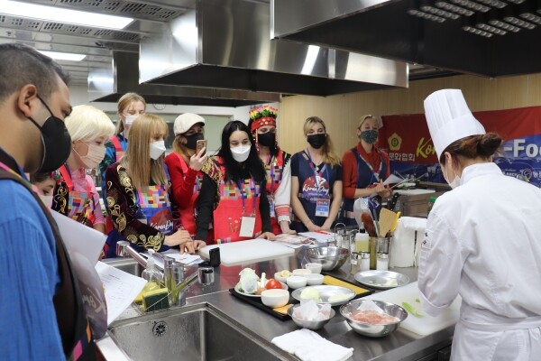외국인 한식체험 프로그램에 참여한 사람들이 전통 떡과 음료, 김치, 보쌈 등 다양한 한식을 만들고 있다. 사진=세종대 제공