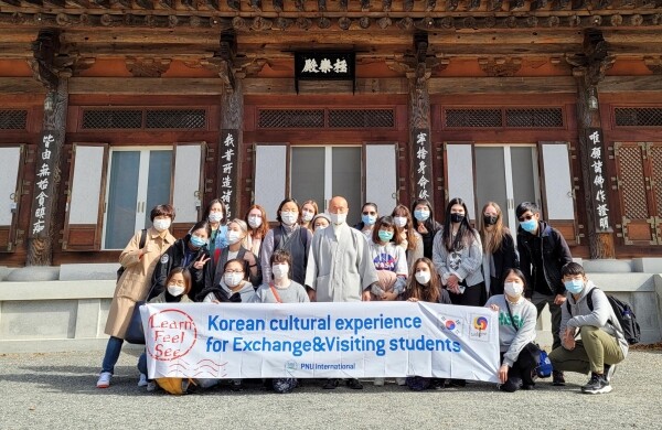 부산대학교 대외교류본부는 외국인 유학생들의 한국생활 적응과 한국문화 이해를 돕기 위해 지난 5일 합천 해인사에서 ‘2020년도 외국인 유학생 문화체험 프로그램’을 실시했다. 해인사 율주 경성 스님 환영 법문 후 기념 촬영 모습. (사진=부산대 제공)
