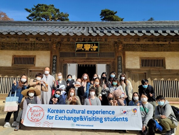 부산대학교 대외교류본부는 외국인 유학생들의 한국생활 적응과 한국문화 이해를 돕기 위해 지난 5일 합천 해인사에서 ‘2020년도 외국인 유학생 문화체험 프로그램’을 실시했다. (사진=부산대 제공)
