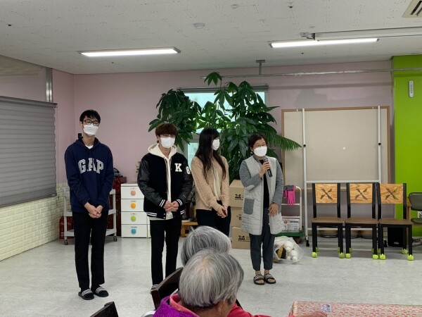 극동대학교 나눔봉사센터는 지역사회 어르신들을 대상으로 사랑의 빵 나눔 봉사활동 시간을 가졌다. (사진=극동대 제공)