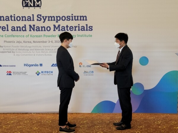 울산대학교 첨단소재공학부 석사과정 권대현 씨가 우수한 논문으로 한국분말야금학회에서 수여하는 창성인재상을, 김진천 교수가 학회 발전과 산학협력 활성화에 기여한 공로로 관련 분야 기업들로 구성된 한국분말야금협회가 수여하는 협회상을 각각 수상했다. (사진=울산대 제공)