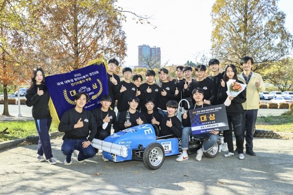 2020 국제 대학생 창작자동차 경진대회에서 대상을 수상한 영남대학교 ‘MYEVE’ 팀. 사진=영남대 제공