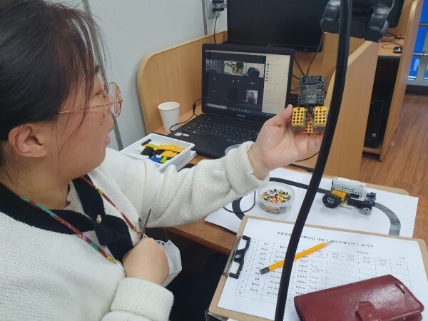 한국교통대학교 무한상상실은 11월 8일부터 12월 6일까지 충주지역 내 초등학생을 대상으로 온라인 ‘4차 산업 핵심기술 분야 SW 코딩 교육’ 프로그램을 무료로 운영한다. (사진=한국교통대 제공)