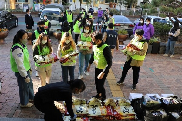 가톨릭대 ‘까리따스봉사단’ 학생들과 교직원들이 부천 고강종합사회복지관에서 '사랑의 쌀 나눔' 봉사활동을 진행하고 있다. 사진=가톨릭대