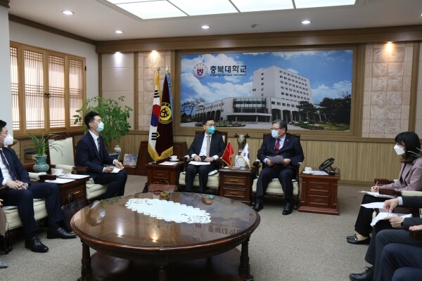 중국 대사관 방문단이 지난 12일 충북대학교를 찾아 국제교류 활성화 논의와 한국 유학생활 응원을 위한 특강의 시간을 가졌다. (사진=충북대 제공)