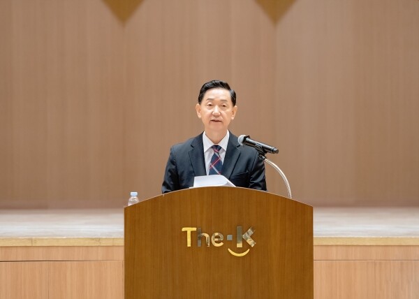 12일 서울 여의도 한국교직원공제회에서 열린 취임식에서 김상곤 신임 이사장이 취임사를 하고 있다.