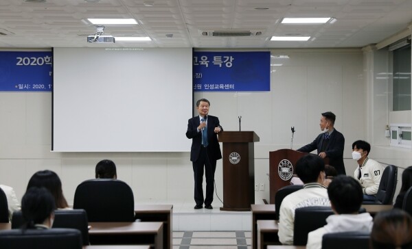 중원대학교는 지난 12일 본교 CEO룸에서 전 헌법재판소장 이진성 석좌교수 특강을 펼쳐 학생들의 큰 호응을 얻었다. (사진=중원대 제공)