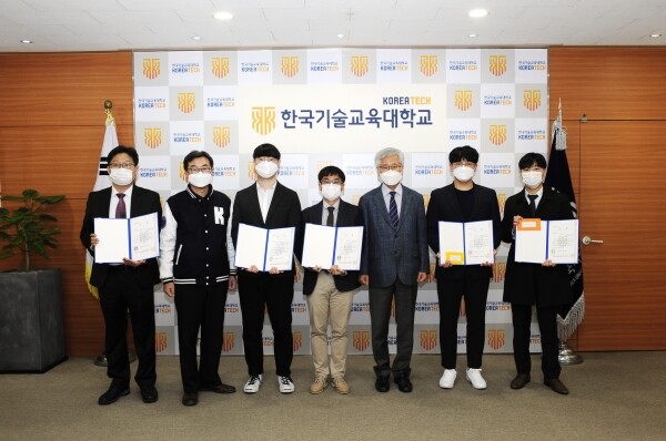 ‘2020학년도 대학원 우수연구실 경진대회’ 수상자들이 시상식 후 기념촬영하고 있다.