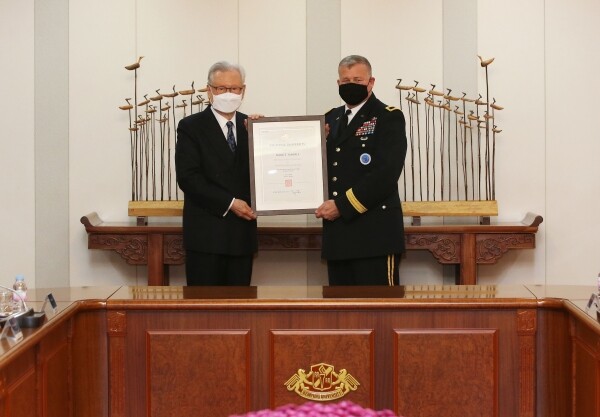 계명대학교가 마크 T. 시멀리(Mark T. Simerly) 주한미군 군수참모부장을 계명대 국제관계학과 특임교수로 임용했다. (사진=계명대 제공)