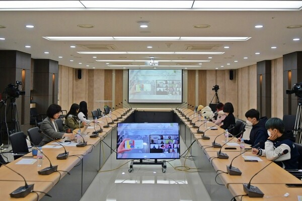 신라대학교는 지난 12일 대학본부동 대회의실에서 정해용 국제교류처장을 비롯한 실무 교수진, 멘토단 학생 10명 등이 참석한 가운데 ‘한국어문화 전문가 양성과정’ 연수 수료식을 가졌다. (사진=신라대 제공)