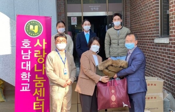 호남대학교가 광주지역 외국인 근로자들과 거주자들의 따뜻한 겨울나기를 위해 전 교직원들을 대상으로 ‘2차 겨울용 외투 나눔’ 기부 운동을 벌여 모은 겨울용 외투를 광주외국인복지센터에 전달했다. (사진=호남대 제공)
