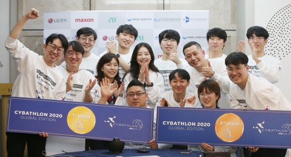 사이배슬론 2020 국제대회에서 금메달과 동메달을 획득한 공경철 교수팀. (앞줄 좌측부터) 김병욱, 이주현 선수 (두번째 줄 좌측부터) KAIST 기계공학과 공경철 교수, 세브란스 재활병원 나동욱 교수. (사진=KAIST 제공)