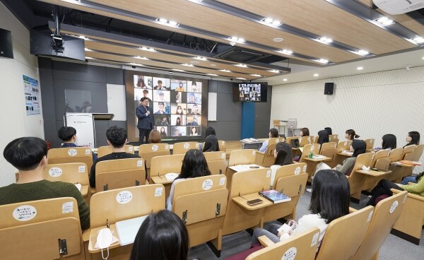 교내 SCH미디어랩스관 2층 컨퍼런스룸에서, 원종원 미디어커뮤니케이션학과 교수가 ‘뮤지컬의 이해’ 전공수업을 실시간 강의중계 시스템(O2O 하이브리드 강의)을 활용해 화상강의와 강의실 수업을 동시에 진행하고 있다. 대면수업 인원을 1/3로 줄이고, 온라인 줌(ZOOM) 수업방식으로 강의실에 구축된 화상시스템을 활용해 온라인으로 접속한 학생들에게 실시간으로 강의내용이 전송된다. (사진=순천향대 제공)