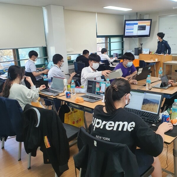 광주SW마이스터고에서 진행된 ‘2020학년도 제2회 교내 해커톤 대회 및 전공동아리 발표대회’ 현장.
