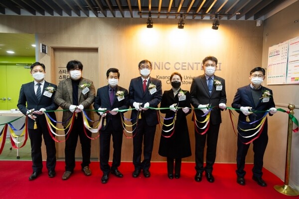 광운대학교 캠퍼스타운사업단은 지난 13일 주민, 청년 창업가를 위한 창업공간인 SNK-클리닉센터Ⅰ(연촌재), SNK-클리닉센터Ⅱ(창업카페)의 개관식을 개최했다. (좌측부터) 김재요 광운대 기획처장, 박태원 광운대 캠퍼스타운사업단장, 변석주 노원구의원, 유지상 광운대 총장, 조선영 광운학원 이사장, 오승록 노원구청장, 장양규 서울시 캠퍼스타운 활성화과 종합사업팀 팀장. (사진=광운대 제공)