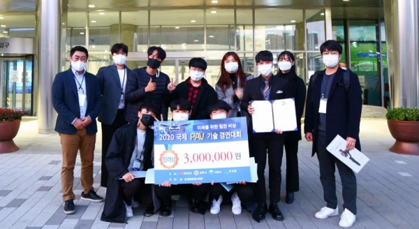청주대학교 무인항공기학과, 항공기계공학과, 산업디자인학과 등 3개과 학생들이 공동 참여한 ‘TRi3’팀이 ‘2020 국제 PAV(개인 비행체, Personal Air Vehicle) 기술경연대회’에서 대학팀 3위와 종합순위 5위로 장려상을 수상했다. (사진=청주대 제공)