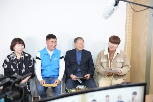 DCU랜선페스티벌 1부 토크쇼 현장. (좌측부터) 홍주연 입학학생처장, 채한성 총학생회장, 이근용 총장, 크리에이터 민스쿨 사회자. 사진=대구사이버대 제공