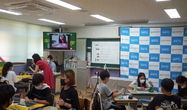 수도권 등의 사회적 거리두기가 1.5단계로 격상되면서 학교 밀집도 기준도 3분의 2 이내로 조정된다. 다만 수도권의 경우 기존에도 학교 밀집도 3분의 2 조치를 시행하고 있어 학사운영 관련 변동사항은 없다.