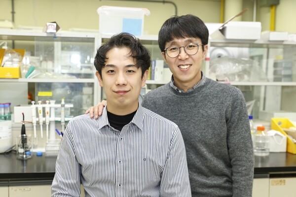 영남대 화학생화학부 김창섭 교수 연구팀(왼쪽부터 김경록 씨, 김창섭 교수). 사진=영남대 제공