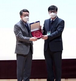 고창성 교수가 정헌학술대상을 수상한 뒤 기념사진을 촬영하고 있다. 사진=경성대 제공