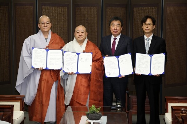 동국대와 (재)아름다운동행은 17일 양 기관의 교류협력을 위한 MOU를 체결했다.(사진 왼쪽부터) 아름다운동행 상임이사 일화스님, 아름다운동행 이사장 원행스님,  동국대 윤성이 총장, 동국대 바이오시스템대학 이병무 학장.