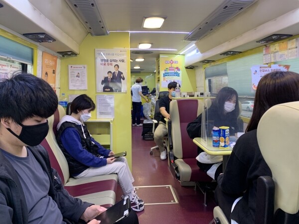 호원대 교직원과 재학생이 참여한 가운데 진행된 '코로나19 극복 사랑의 헌혈캠페인' 모습. 사진=호원대 제공.