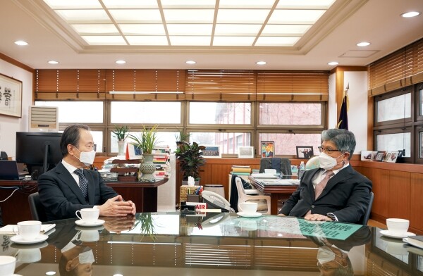 한림대학교 김중수 총장은 18일 한림대를 방문한 도미타 고지 주한일본대사를 접견하고 환담을 나눴다. (사진=한림대 제공)