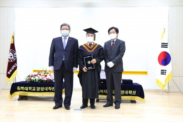 충북대학교 경영대학원 최고경영자과정 제64기 수료식이 18일 경영대학원 합동강의실에서 진행됐다. (왼쪽부터) 김수갑 총장, 제64기 대표 수료생 손권용씨, 임달호 경영대학원장. (사진=충북대 제공)