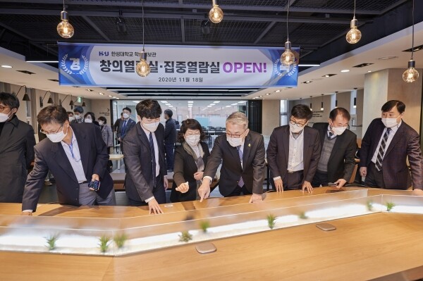 18일 창의열람실 개관식 후 이창원 총장(오른쪽 다섯 번째)이 관계자들과 열람실 투어를 하고 있다. 사진=한성대