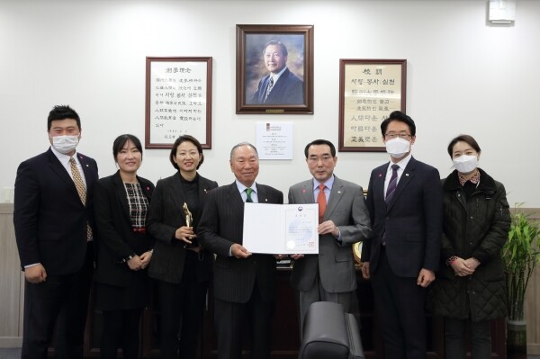 여주대학교가 ‘2020 대한민국 나눔국민대상’에서 지역 나눔봉사 활성화 등에 기여한 공로를 인정받아 보건복지부장관 표창을 수상했다. (사진=여주대 제공)