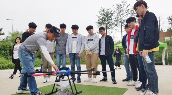 김포대학교 컴퓨터공학과 재학생 23명이 지난 2일 드론안전비행사 자격증 취득 시험에 응시해 전원 합격했다. (사진=김포대 제공)
