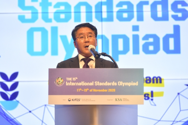 17일 이승우 국가기술표준원장이 제15회 국제표준올림피아드 본선대회 개회서를 하고 있다. 사진=산업부