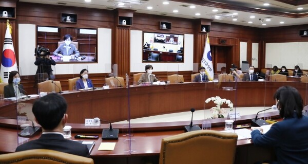 차기 대학기본역량 진단 때는 데이터 활용 학생지원 프로그램 운영 노력이 평가에 반영된다. 인공지능 시대에 대비해 ‘신기술 공유대학’과 ‘SW중심대학’을 중심으로 AI‧빅데이터 등 디지털 분야 전문인재가 집중 양성된다. 사진은 20일 열린 제19차 사회관계장관회의 겸 제7차 사람투자인재양성협의회 장면. 사진=교육부 제공