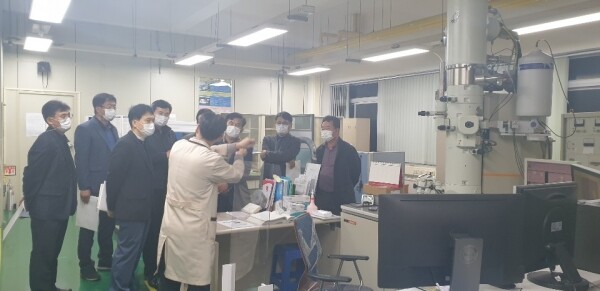 육군종합정비창 관계자들이 창원대학교 공동실험실습관의 전계방사형 투과전자현미경에 대한 설명을 듣고 있다. 사진=창원대 제공