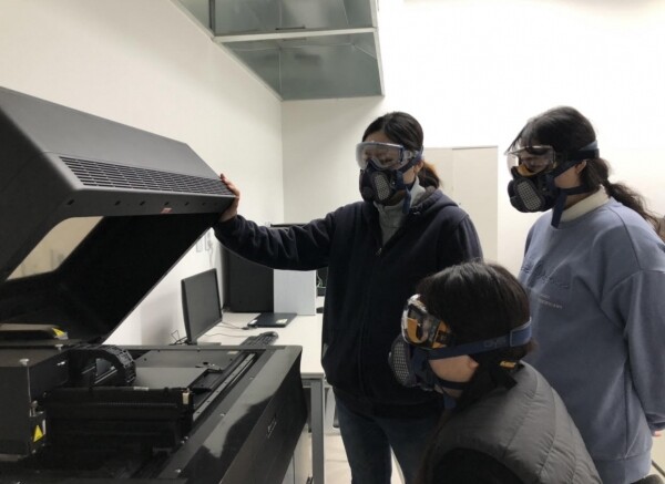 작업치료학과의 ‘창의적 융합설계’ 과목에서 학생들이 그동안 배운 전공지식을 바탕으로 3D 프린터를 이용해 새로운 결과물을 제작하는 실습 현장 모습. (사진=경복대 제공)