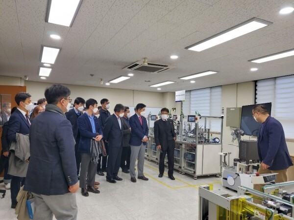 대전 지역 기업인 성심당과 비전세미콘 임직원들이 한밭대 신산업특화센터 중 한 곳인 스마트팩토리를 견학하고 있다. 사진=한밭대 제공.