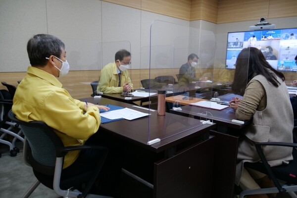 박백범 교육부 차관(가운데)이 20일 노량진 임용고사 학원 집단감염 관련 시·도교육청과 긴급 화상회의를 통해 비상대책을 협의하고 있다. 사진=교육부