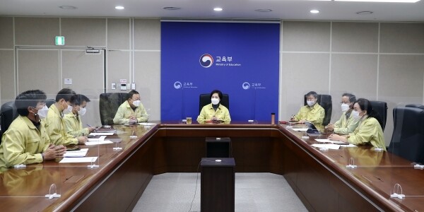 21일 유은혜 부총리 겸 교육부장관(가운데)이 중등교원 임용시험 관련 긴급 점검회의를 주재하고 있다. 사진=교육부