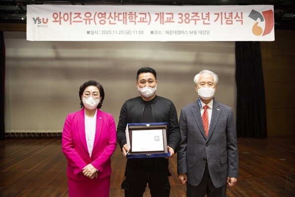 김성모 와이즈유 웹툰영화학과 교수가 대학의 제38주년 개교기념식을 맞아 웹툰 작품을 헌정했다. (사진=와이즈유 제공)
