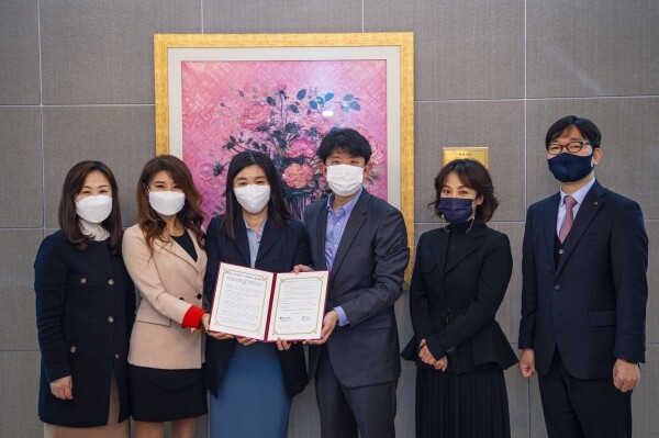 19일 서울사이버대 회의실에서 열린 MOU 체결식에서 장웅상 서경대 미용예술대학장(왼쪽 세 번째부터)과 차명희 서울사이버 디자인대학장이 관계자들과 기념촬영을 하고 있다. 사진=서경대