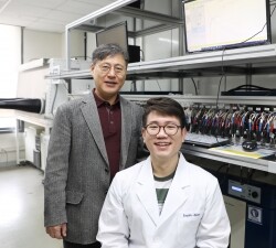 에너지공학전공 홍승태 교수(왼쪽), 제1저자 전부식 박사과정생(오른쪽).