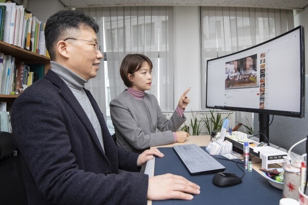 정익중 교수(왼쪽)와 강희주 박사가 아동 출연 유튜브를 모니터링하고 있다. 사진=이화여대