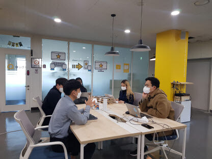 지난 21일 열린 '사회적 경제 조직 연계 아이디어 워크숍'에서 사회적 기업 대표와 학생들이 함께 이야기를 나누고 있다. 사진=가톨릭대