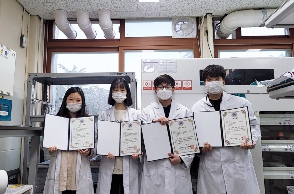 ‘전기전자재료학회 추계 학술대회’에서 최우수상과 우수상을 수상한 경북대 신소재공학부 학생들. (사진 왼쪽부터)학부생 김서하, 남채영, 박종민, 석사과정 함성수 씨. 사진=경북대 제공