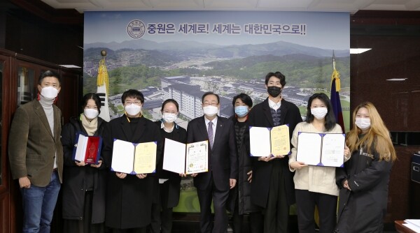 중원대학교 연극영화학과는 10월 28일부터 11월 1일까지 비대면 영상촬영을 통해 ‘예당국제공연예술제’ 유튜브 채널에서 진행된 제8회 예당국제대학연극제에 참가해 4관왕을 수상했다. (사진=중원대 제공)