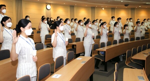 경성대학교 간호학과는 지난 11일 29호관 비전홀에서 ‘제8회 나이팅게일 선서식’을 진행했다. (사진=경성대 제공)