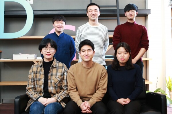 (첫째줄 왼쪽부터) 한소영, 유승선, 배현진 기초학부생,(둘째줄 왼쪽부터)신물질과학전공 정우성 석박통합과정생, 신물질과학전공 이성원 교수, 장종원 기초학부생. 사진=DGIST 제공