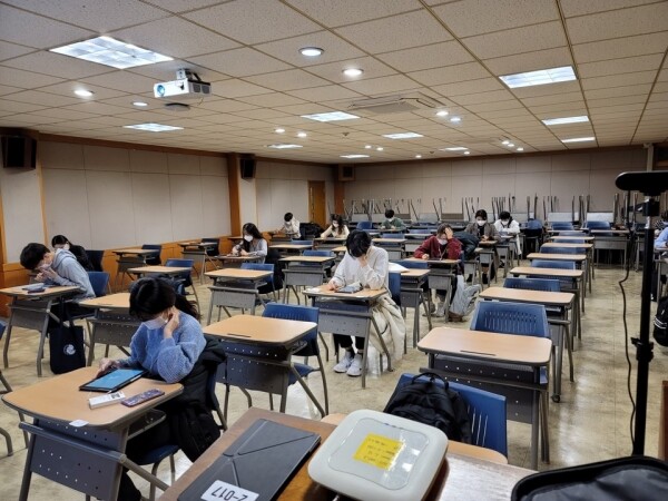 한국외국어대학교 특수외국어교육진흥원은 지난 23일 특수외국어 표준화 교육과정에 맞춰 개발된 평가 문항을 바탕으로 UBT(Ubiquitous-Based Test)를 활용한 모의 테스트를 시행했다. 하나의 고사실에서 여러 언어의 UBT 모의테스트를 진행하는 모습. (사진=한국외대 제공)